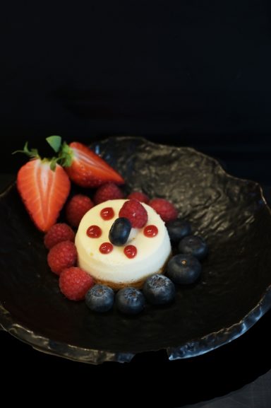 Cheese cake léger et parfumé au Yuzu, accompagnés par des fruits de saison.